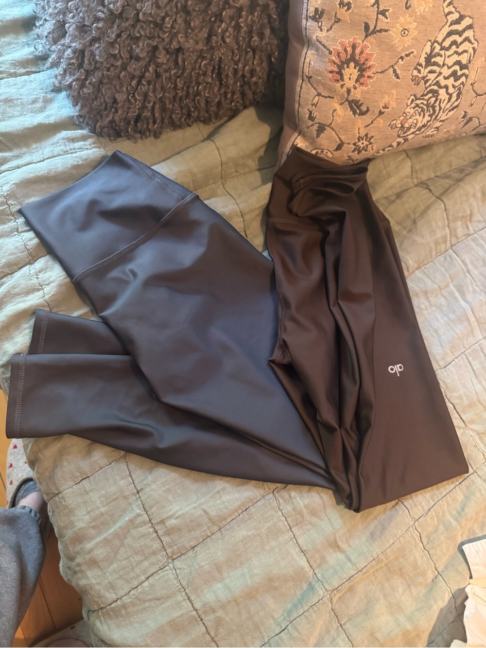2 pairs ALO Yoga airlift Leggings in Espresso and Grey